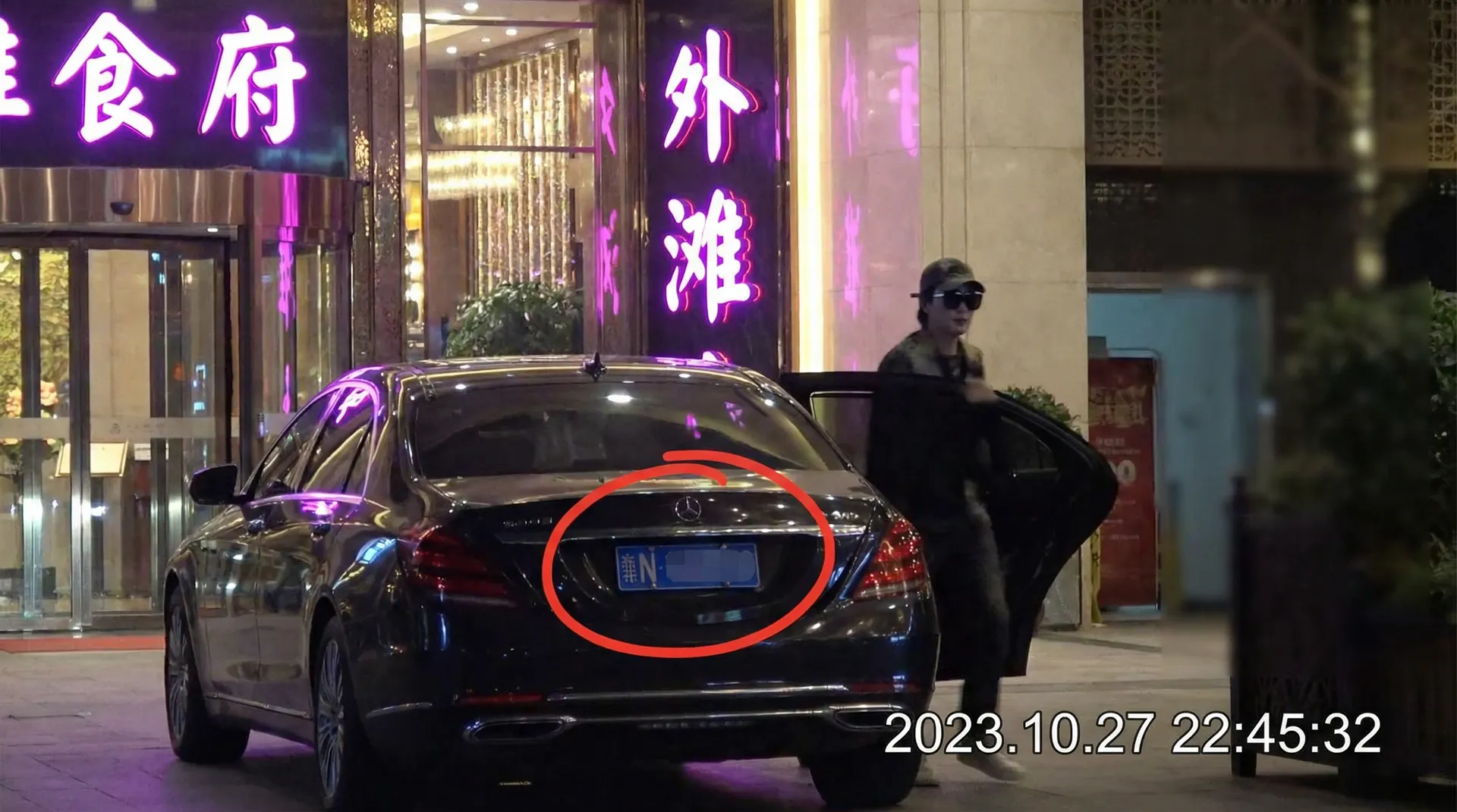 花都影视 - 豪车餐厅外偷拍
